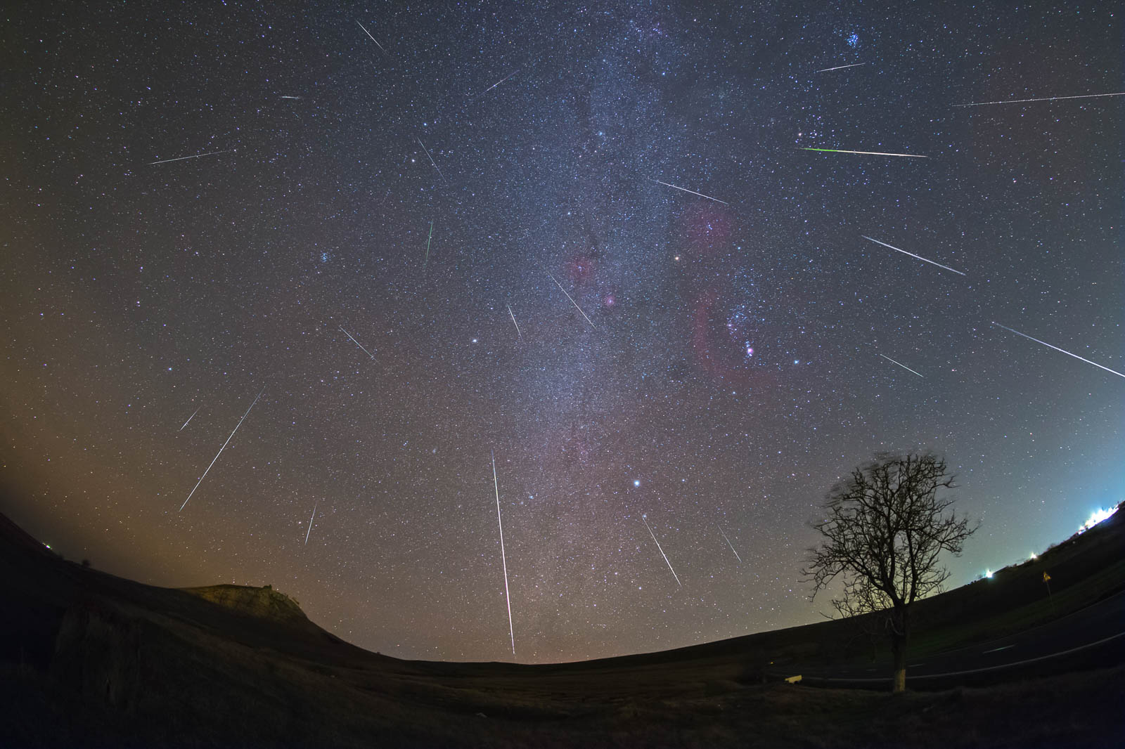 https://cdn.naturettl.com/wp-content/uploads/2019/08/06143008/photograph-meteor-showers-11.jpg?utm_source=chatgpt.com